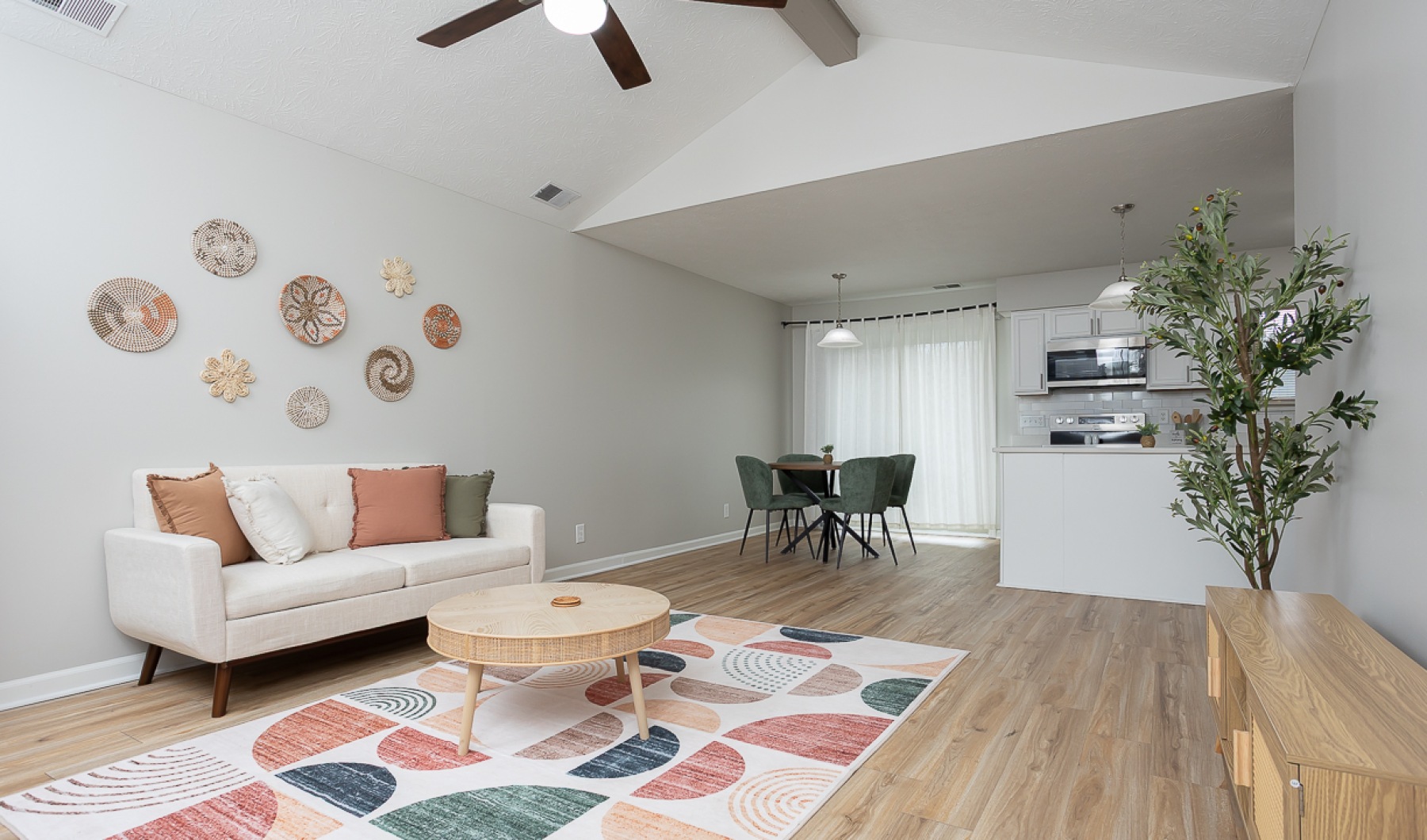livingroom and diningroom space